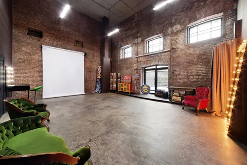 Студия в индустриальном стиле